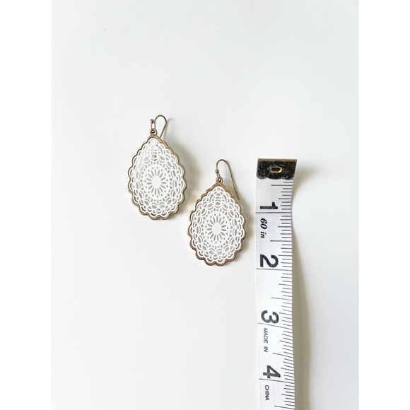 ✨4/$24✨ White and gold-tone drop earrings - Picture 3 of 3